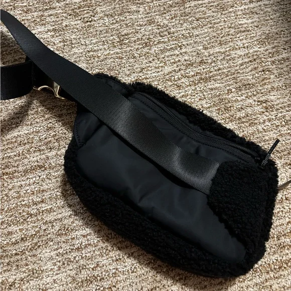 Lululemon Sherpa Belt Bag - Picture 3 of 3